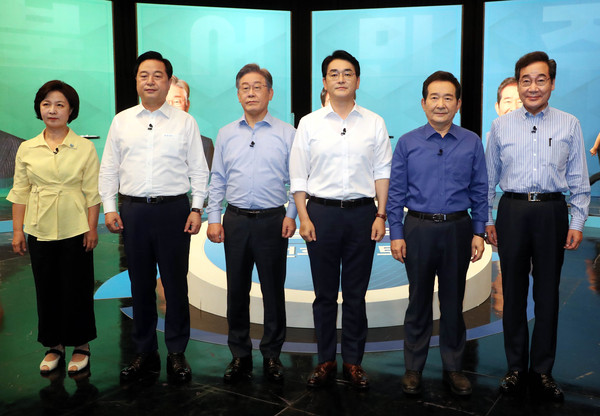 ▲ 민주당 대선 후보 토론회. 왼쪽부터 추미애, 김두관, 이재명, 박용진, 정세균, 이낙연 후보. /뉴시스