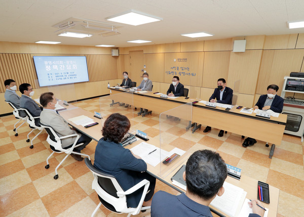 ▲ 23일 광명시의회 의장단은 시정 주요 현안 논의 및 발전방안을 모색하기 위해 시 집행부 실·국장과 정책 간담회를 가졌다.