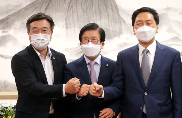 ▲ 박병석 국회의장과 윤호중-김기현 여야 원내대표. /뉴시스