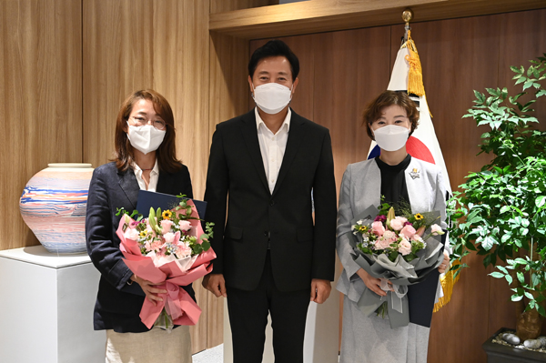 ▲ 기념사진 촬영하는 오세훈 시장(가운데)과 신임 임원들.