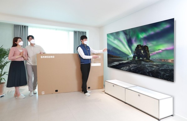 ▲ 삼성전자는 지난 3월에 출시한 2021년형 QLED TV의 국내 판매량이 1만대를 돌파했다고 26일 밝혔다. 사진은 고객에게 삼성 Neo QLED 8K 제품이 배송되는 모습. /뉴시스