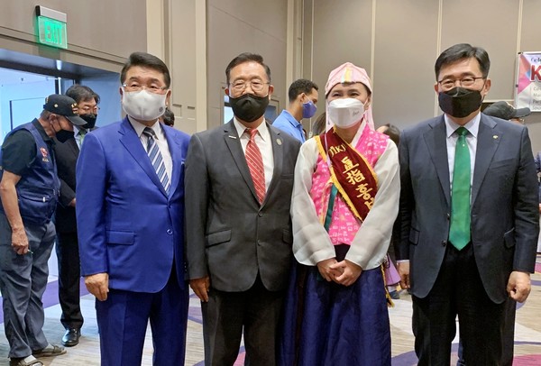 ▲ 김춘진 사장(우측 첫 번째), 최석호 하원의원(좌측 두 번째), 한식세계화협회 임종택 회장(좌측 첫 번째).
