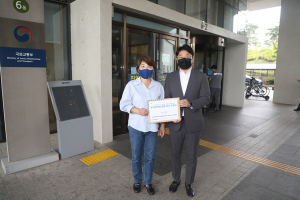 ▲ 수원시의회 조명자·이희승 의원 '경기남부권신공항(통합국제공항) 계획' 반영 건의 의견서 제출 모습.