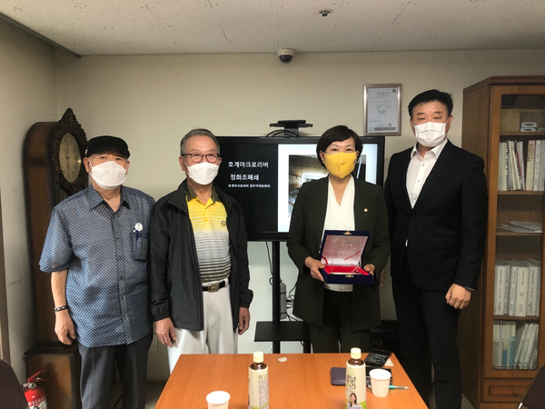 ▲ 호계아크로리버아파트 입주자대표회의로부터 감사패 받은 이채명 의원.