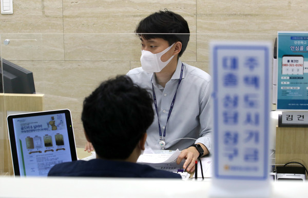 ▲ 서울 중구 NH농협은행 본점 대출 창구에서 한 시민이 업무를 보고 있다. /뉴시스
