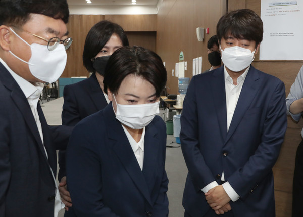 ▲ 의원직 사퇴 선언 마치고 소통관 나서는 윤희숙. /뉴시스