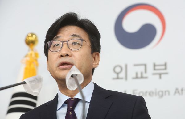 ▲ 최종문 외교부 제2차관이 25일 오전 서울 종로구 외교부 청사 합동브리핑실에서 아프가니스탄 현지인 조력자 국내 이송과 관련해 브리핑을 하고 있다. /뉴시스