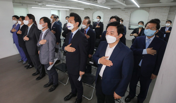 ▲ 국기에 대한 경례하는 국민의힘 대선 경선 예비 후보들. /뉴시스