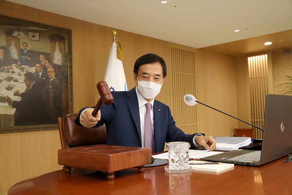 ▲ 이주열 한국은행 총재가 금융통화위원회 본회의에서 회의를 주재하며 의사봉을 두드리고 있다. /뉴시스