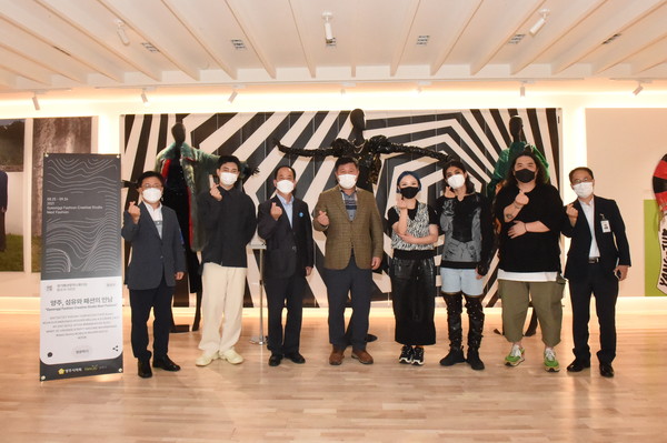 ▲ 정덕영 양주시의회 의장과 김종석 양주부시장이 전시에 참여한 디자이너들과 함께 의정갤러리에서 기념촬영을 하고 있다.