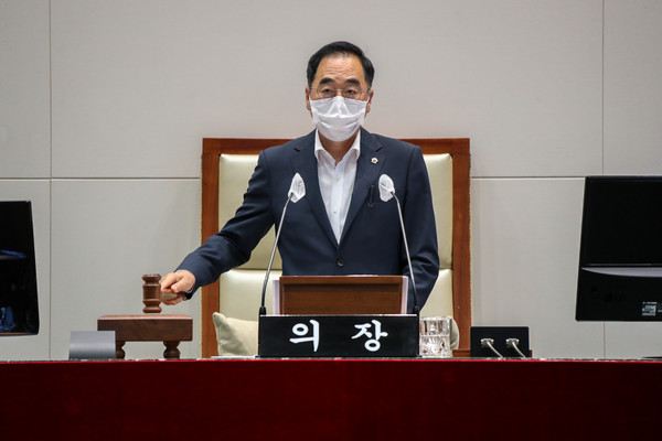 ▲ 제266회 임시회 제2차 본회의 폐회하는 윤창근 의장.