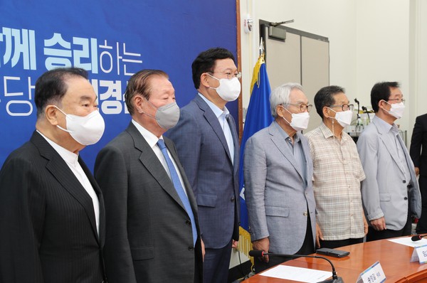 ▲ 왼쪽부터 문희상, 김원기, 송 대표, 임채정, 오충일, 이용득 상임고문. /뉴시스