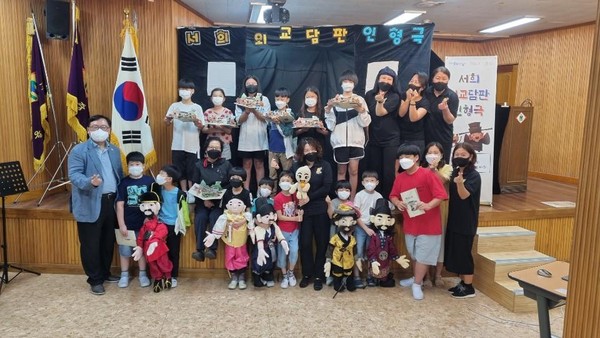 ▲ '서희 외교담판 인형극' 공연 관람한 율면초 학생들.