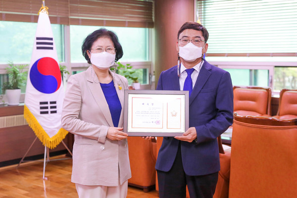 ▲ 안산시의회가 1일 의장실에서 의회 법률고문 위촉식을 갖고 박재호 변호사를 법률고문으로 위촉했다. 사진 왼쪽이 박은경 의장, 오른쪽이 박재호 변호사.