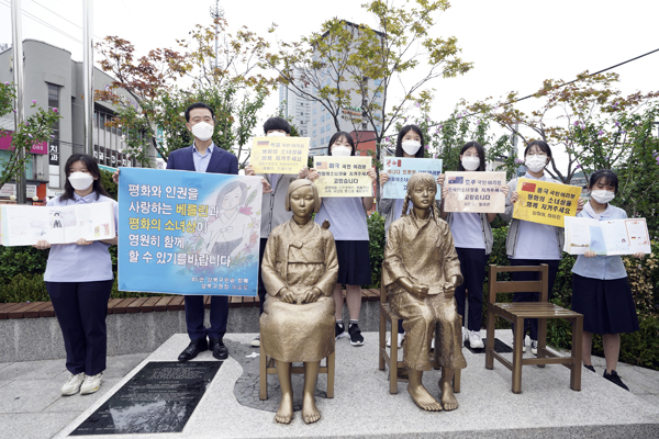 ▲ ‘평화의소녀상 영구 존치 요청 메시지 전달식’ 진행하는 이승로 성북구청장.