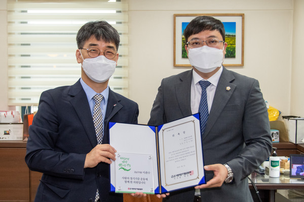 ▲ 강남구의회 이관수 의원이 사랑의 장기기증운동본부 홍보대사로 위촉된 후 김동엽 사무처장과 기념촬영을 하고 있다.