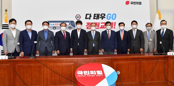 ▲ 이준석 국민의힘 대표가 26일 서울 여의도 국회에서 정홍원 전 국무총리에게 대선 경선 선거관리위원장 임명장을 수여한 후 위원들과 함께 기념촬영하고 있다. /뉴시스