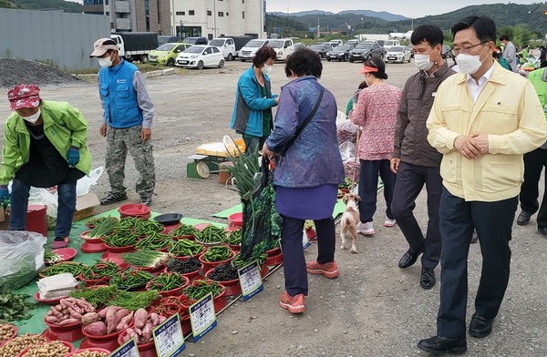 ▲ 안성농업인 새벽시장 방문한 김춘진 사장(우측 첫번째).
