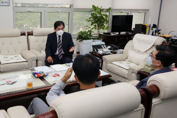 ▲ 안양공업고등학교장 등 관계자 간담회 진행하는 최우규 의장.