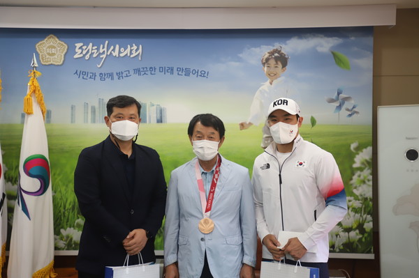 ▲ 평택시의회 홍선의 의장, 2020 도쿄 패럴림픽 유도 이정민 동매달 격려 모습.