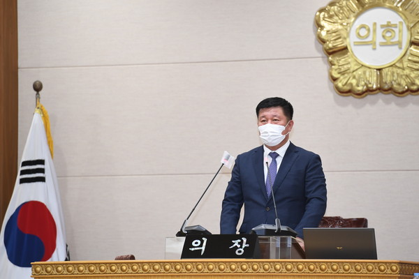 ▲ 정덕영 의장이 제333회 임시회 제1차 본회의에서 ‘양주시 옥정지구 초등학교 설립 촉구 건의안’을 채택하고 있다.