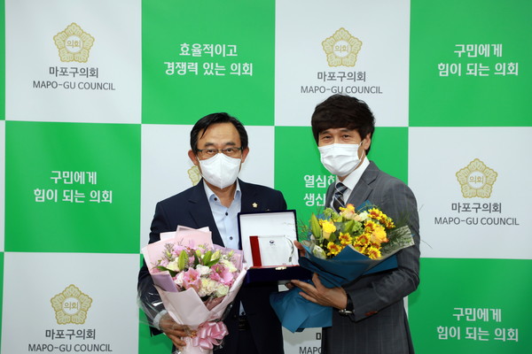 ▲ 좌)이홍민 마포구의원 우)노일석 서부보호관찰소장.