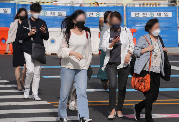 ▲ 서울 종로구 광화문역 인근에서 직장인들이 겉옷을 입고 출근하고 있다. /뉴시스