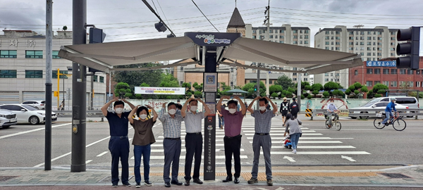 ▲ 기념촬영을 하고 있는 신월7동지역사회보장협의체 회원들.
