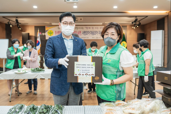 ▲ 송편 나눔 행사 참석한 이정훈 구청장.