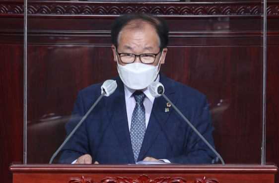 ▲ 유근식 도의원이 환경문제로 주목을 받고 있는 미세플라스틱 저감 방안 대책을 지적하고 나서 관심이 모아지고 있다.