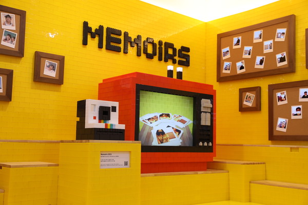 ▲ ‘메모아 2021(Memoirs 2021)’은 관람객이 카메라를 응시하면 얼굴을 인식하여 특정 순간의 모습을 촬영하고, TV 화면 속에 사진이 차곡차곡 쌓여가는 작품이다. TV 화면 속에서 쌓인 사진들은 액자 속에서 10년간의 관람객 사진과 교차되어 매일 매일 다른 모습을 기록하고 공유한다.