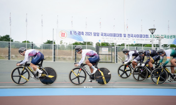 ▲ 815 경축 양양 국제사이클 대회 임채빈, 정종진 선수가 선두에서 경기를 펼치고 있다.