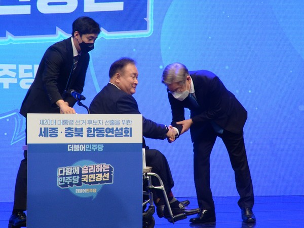 ▲ 충북·세종 경선 끝나고 인사 하는 이재명 후보. /뉴시스