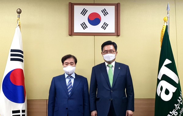 ▲ 한국농수산식품유통공사 김춘진 사장(우측), 민주평화통일자문회의 이석현 수석부의장(좌측).