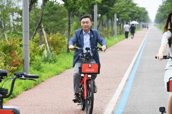 ▲ 9월부터 김포한강신도시에도입되는 공유 전기자전거를 시승하는 정하영 시장.