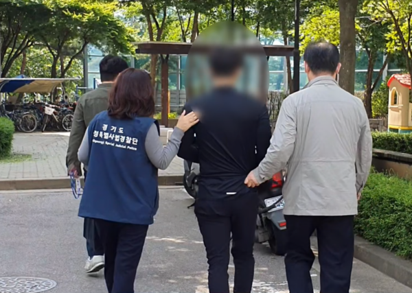 ▲ 불법 광고 전단지 배포자 현장 검거 모습.