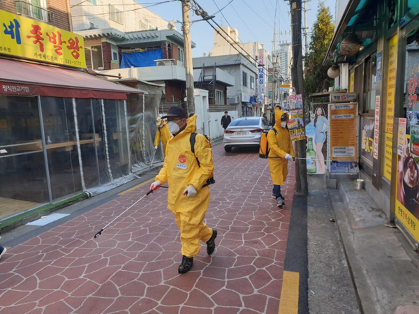 ▲ 관내 전통시장에서 방역 소독하고 있는 모습.