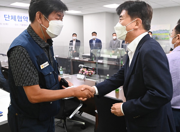 ▲ 인사 나누는 삼성전자 노사 대표. /뉴시스