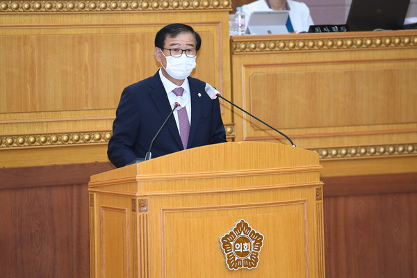 ▲ 이희창 예산위원장이 제333회 임시회 제3차 본회의에서 2021년도 제2회 추가경정 예산(안)의 심사결과를 보고하고 있다.