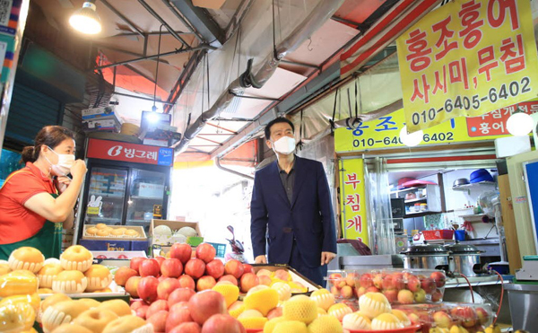 ▲ 지난 11일 성북구 장위 전통시장을 찾은 이승로 성북구청장(오른쪽)이 시장 상인(왼쪽)과 인사를 나누고 있다.