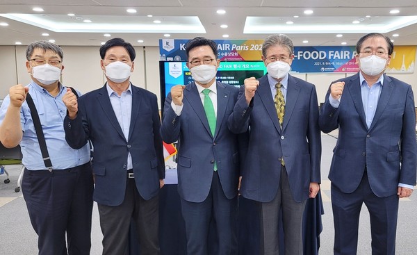 ▲ 2021 파리 K-Food FAIR B2B 수출상담회 방문한 김춘진 사장(가운데).