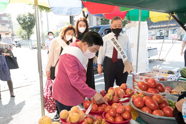 ▲ 추석맞이 전통시장 방문한 고기판 의장.