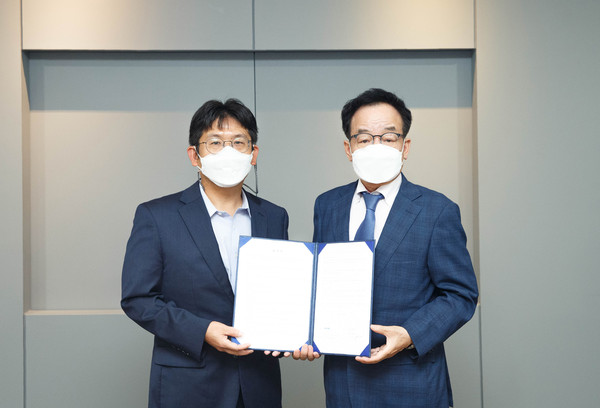 ▲ 사진 오른쪽 성남문화재단 노재천 대표이사, 왼쪽 한귀숙 (주)와이즈비 이사.
