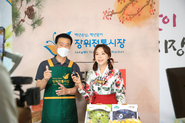 ▲ 방송진행하는 이승로 구청장(왼쪽)과 쇼호스트.