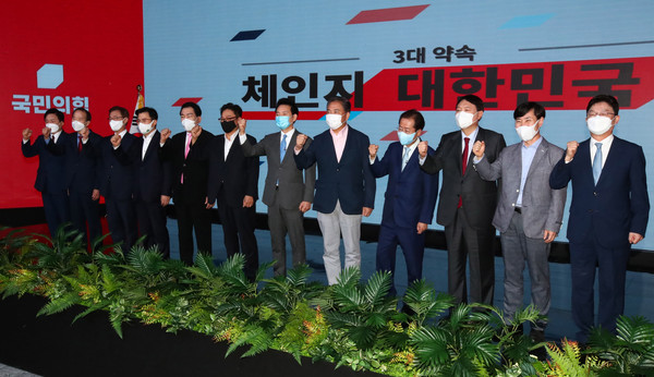 ▲ 한자리에 모인 12명의 국민의힘 대선 경선 후보들. /뉴시스