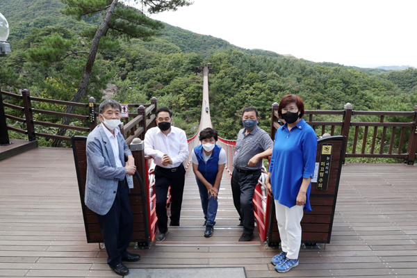 ▲ 감악산 출렁다리 단체사진.