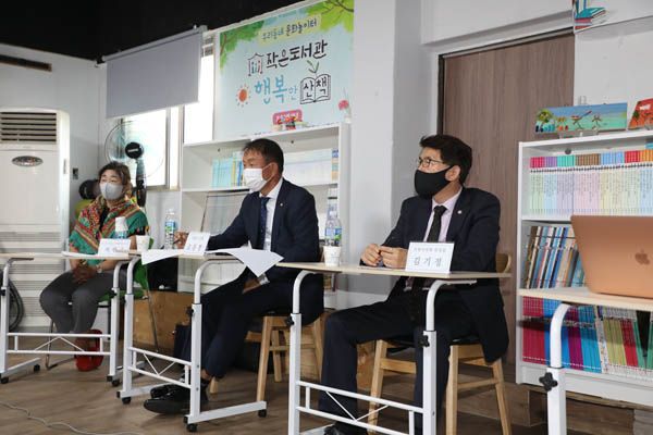 ▲ 작은도서관 활성화를 위한 토론회 참석 모습.
