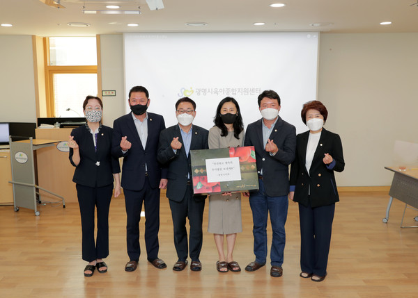 ▲ 16일 광명시의회 의원들이 민족 대명절 추석을 앞두고 지역 내 복지시설을 찾아 위문품을 전달하고 기념사진을 촬영하고 있다.