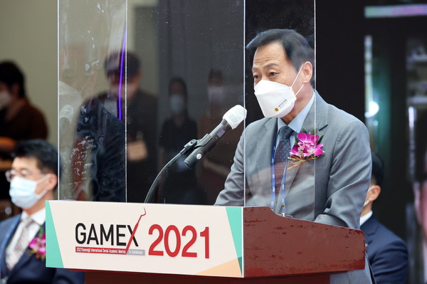 ▲ GAMEX(치과기자재전시회) 2021 개회식 축사 전하는 장현국 의장.