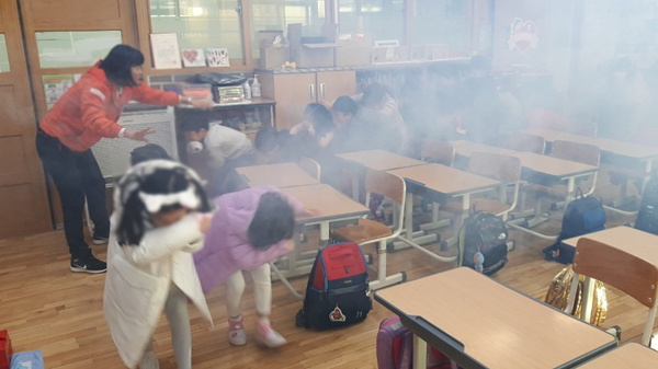 ▲ 교실에서 재난안전교육을 받고 있는 아이들.